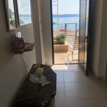 Beachfront Ksenija - 4 Bedrooms & Parking Willa *