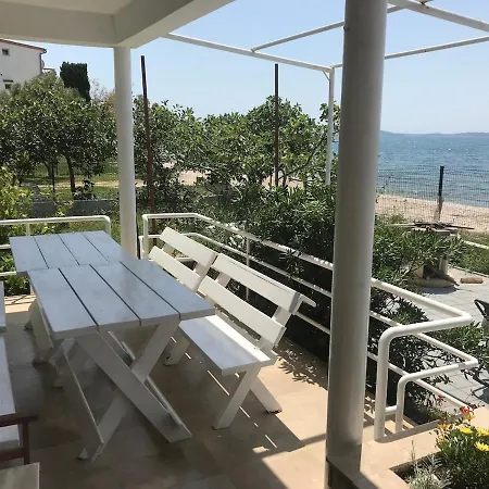 Beachfront Ksenija - 4 Bedrooms & Parking