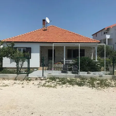 Beachfront Ksenija - 4 Bedrooms & Parking Villa