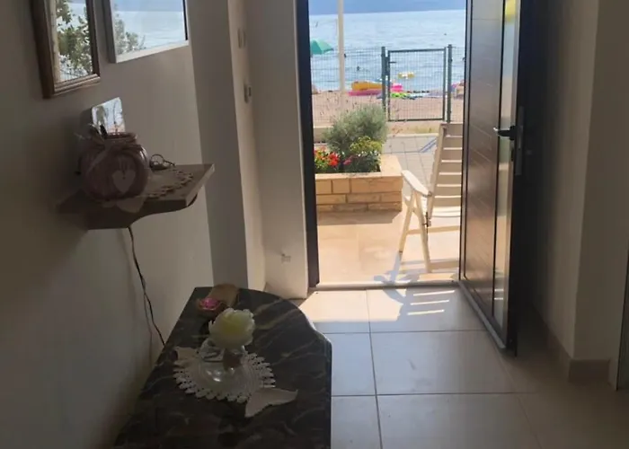 Beachfront Ksenija - 4 Bedrooms & Parking וילה *