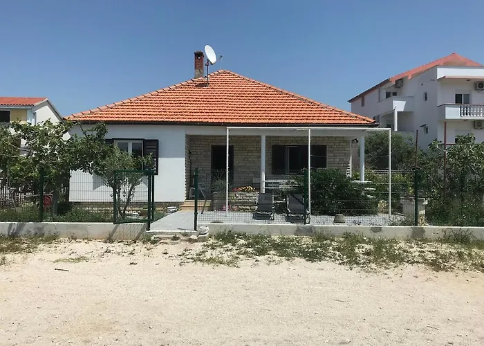 Beachfront Ksenija - 4 Bedrooms & Parking וילה