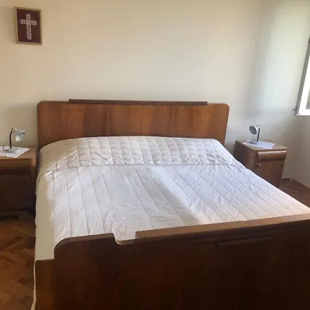 Beachfront Ksenija - 4 Bedrooms & Parking