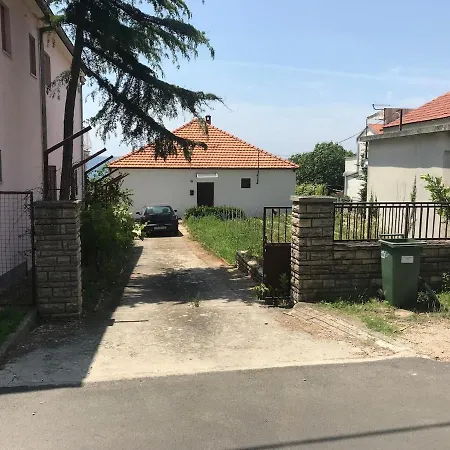 Beachfront Ksenija - 4 Bedrooms & Parking *