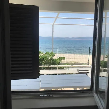 Villa Beachfront Ksenija - 4 Bedrooms & Parking *