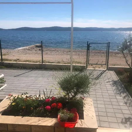 Villa Beachfront Ksenija - 4 Bedrooms & Parking *