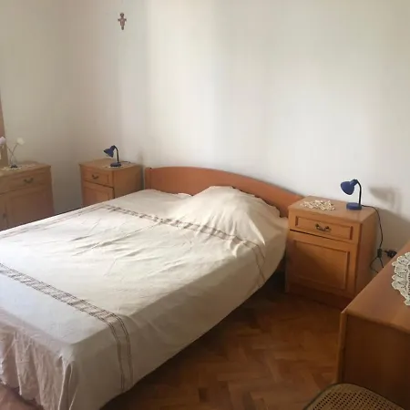 Beachfront Ksenija - 4 Bedrooms & Parking ביבינייה