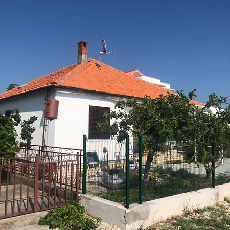 Beachfront Ksenija - 4 Bedrooms & Parking Bibinje