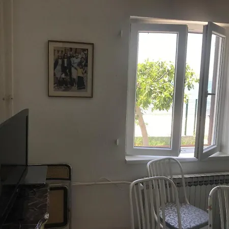 Beachfront Ksenija - 4 Bedrooms & Parking *