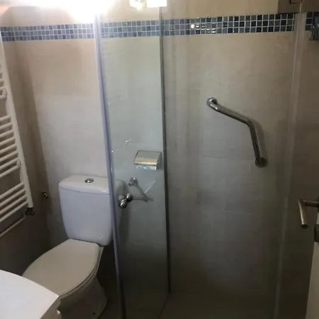 Beachfront Ksenija - 4 Bedrooms & Parking ביבינייה