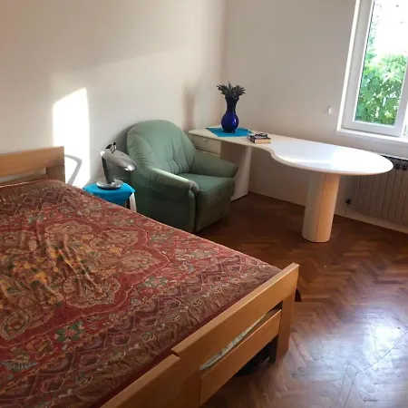 Beachfront Ksenija - 4 Bedrooms & Parking ביבינייה