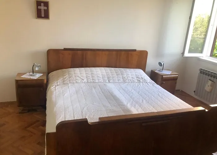 Beachfront Ksenija - 4 Bedrooms & Parking