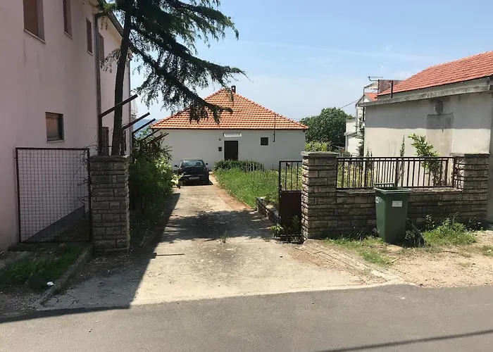 Beachfront Ksenija - 4 Bedrooms & Parking *