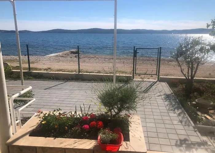 别墅 Beachfront Ksenija - 4 Bedrooms & Parking *