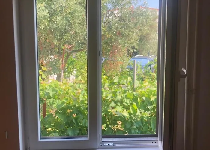 Beachfront Ksenija - 4 Bedrooms & Parking *