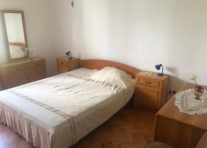 Beachfront Ksenija - 4 Bedrooms & Parking 비빈제