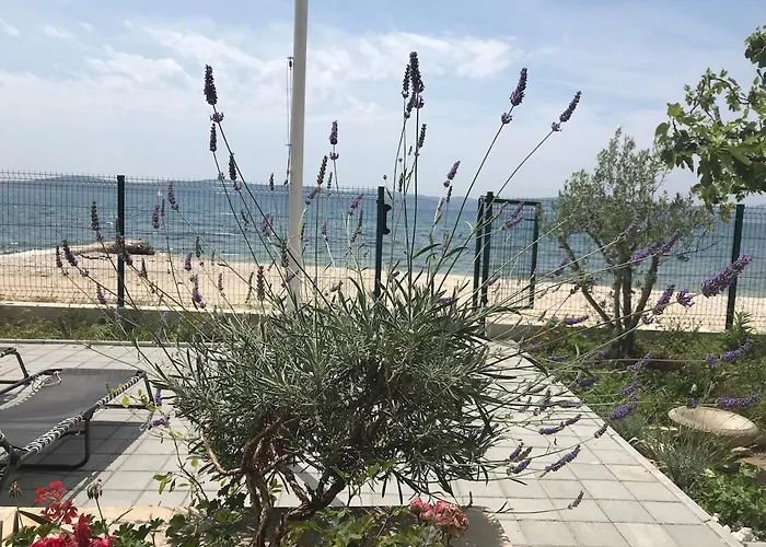 Beachfront Ksenija - 4 Bedrooms & Parking * 比比涅