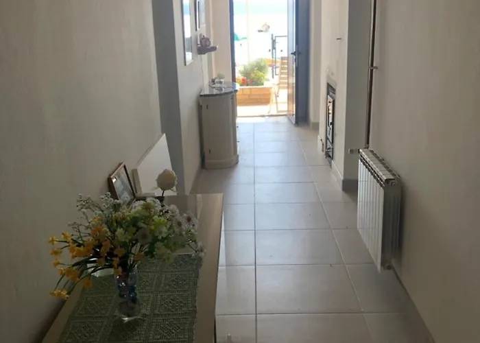 Beachfront Ksenija - 4 Bedrooms & Parking 别墅 *