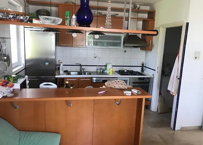 Beachfront Ksenija - 4 Bedrooms & Parking 比比涅