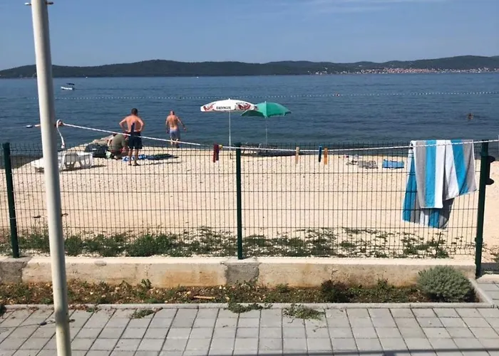 Beachfront Ksenija - 4 Bedrooms & Parking 别墅 比比涅