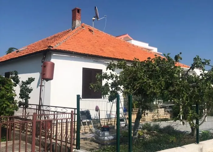 Beachfront Ksenija - 4 Bedrooms & Parking 比比涅