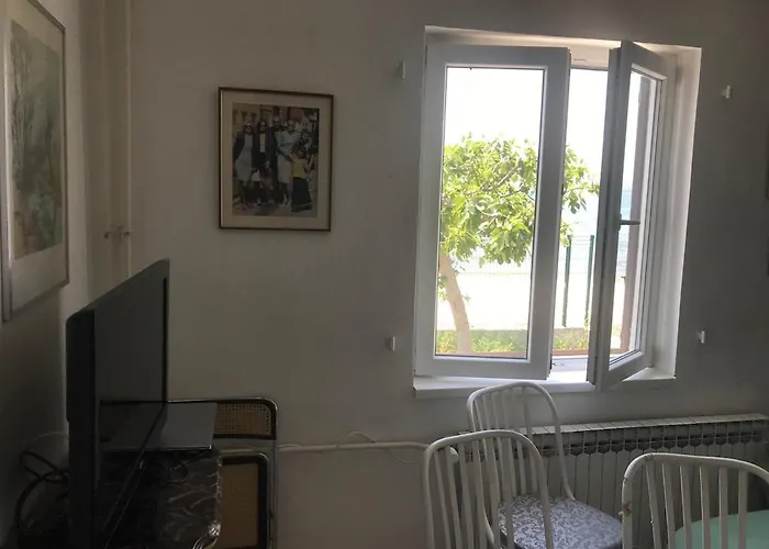 Beachfront Ksenija - 4 Bedrooms & Parking *