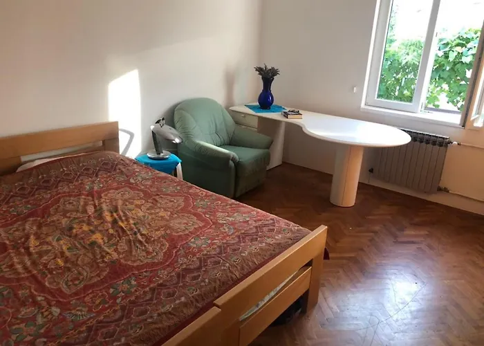 Beachfront Ksenija - 4 Bedrooms & Parking 比比涅